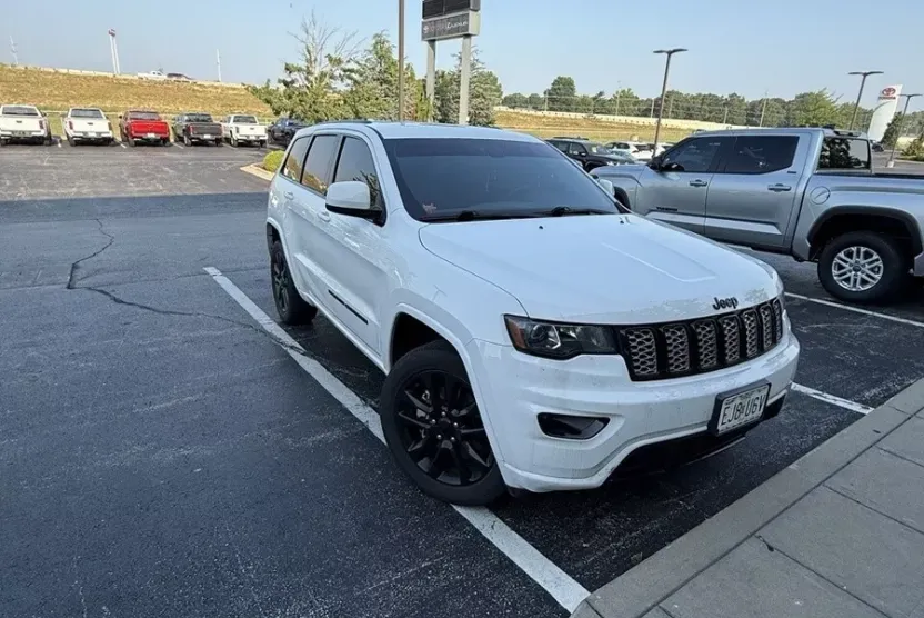 2022 Jeep Cherokee Laredo X photo 1