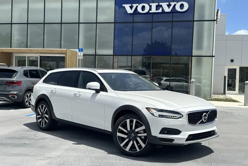 2025 Volvo V90 Cross Country B6 AWD Plus photo 1
