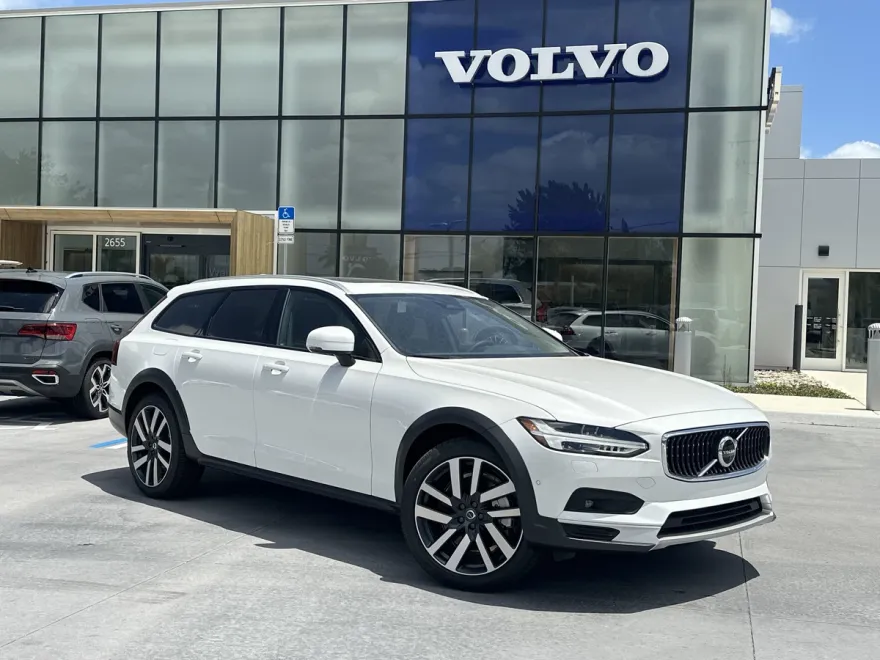 2025 Volvo V90 Cross Country B6 AWD Plus photo 1