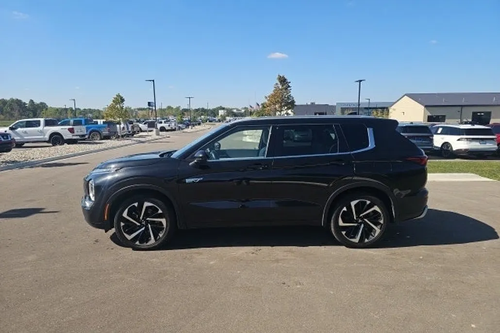 2023 Mitsubishi Outlander PHEV SEL photo 1