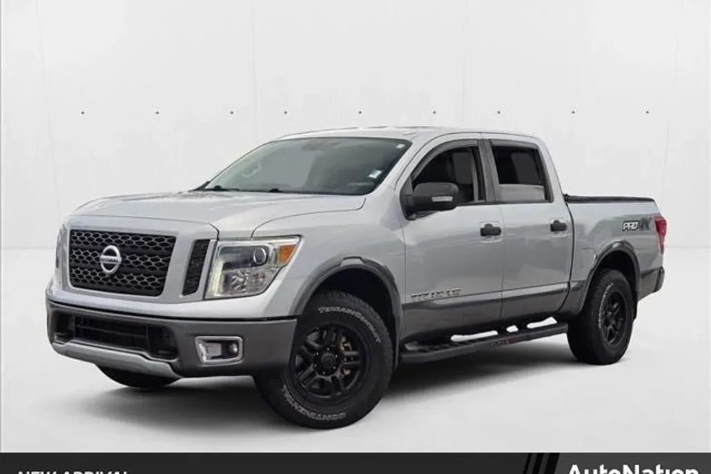 2019 Nissan Titan Crew Cab PRO-4X photo 1