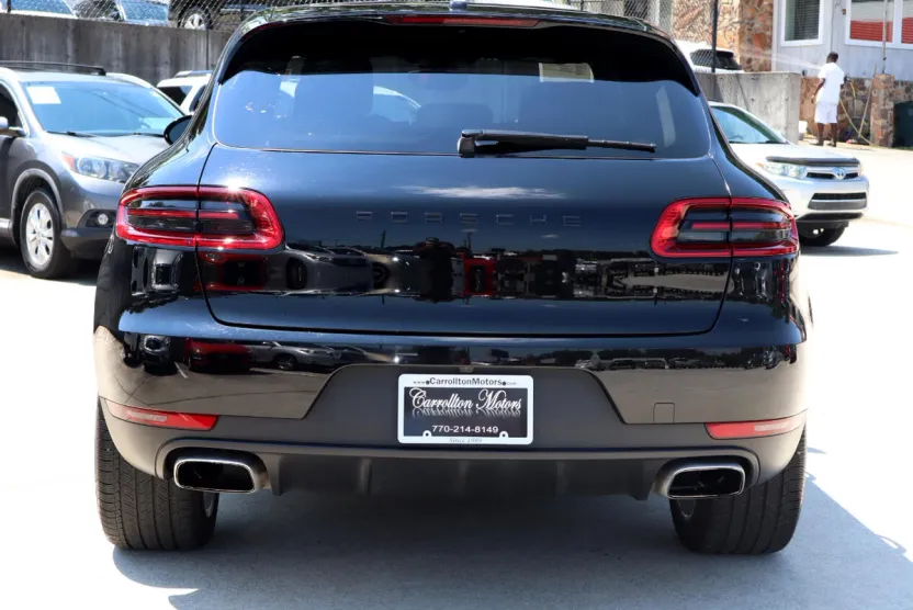 2017 Porsche Macan Base photo 1
