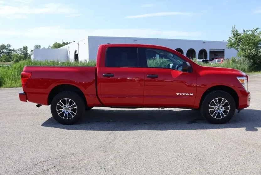 2022 Nissan Titan SV photo 1