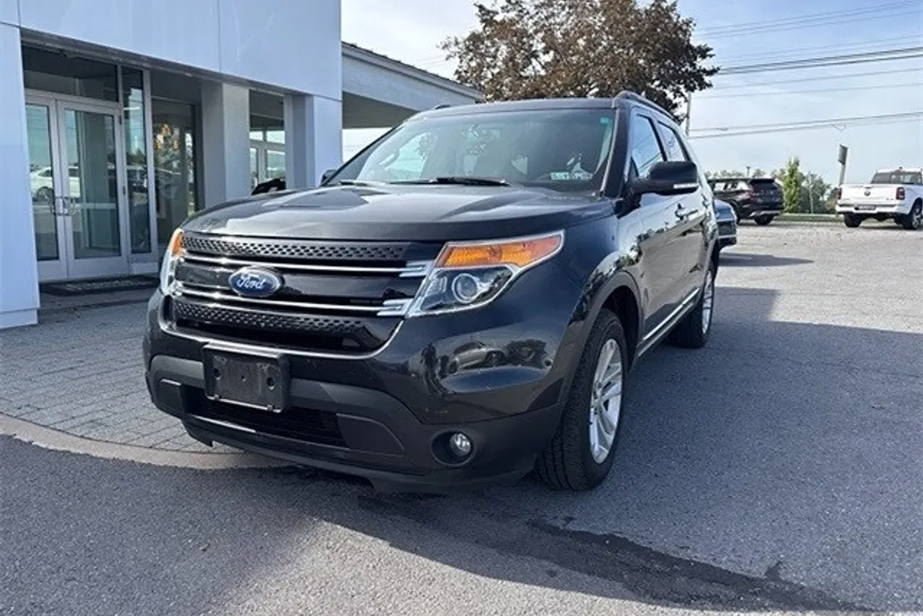 2015 Ford Explorer XLT photo 1