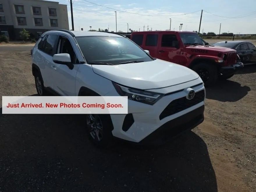 2023 Toyota RAV4 XLE photo 1