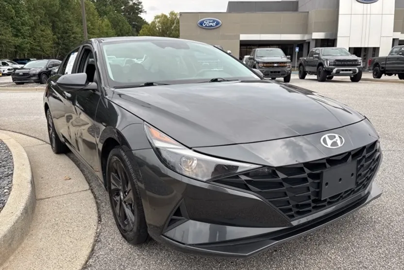 2021 Hyundai Elantra SEL photo 1