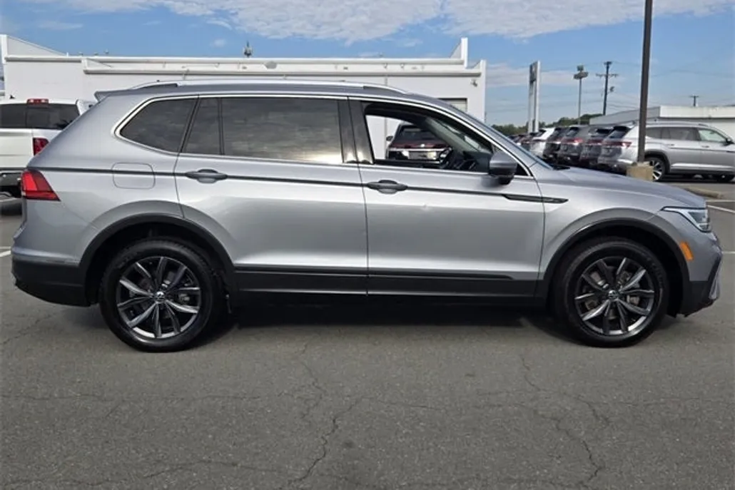 2022 Volkswagen Tiguan SE photo 1