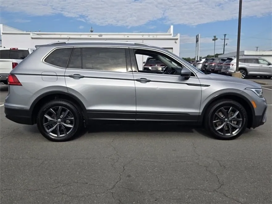 2022 Volkswagen Tiguan SE photo 1