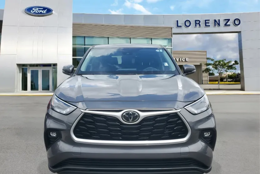 2023 Toyota Highlander LE photo 1