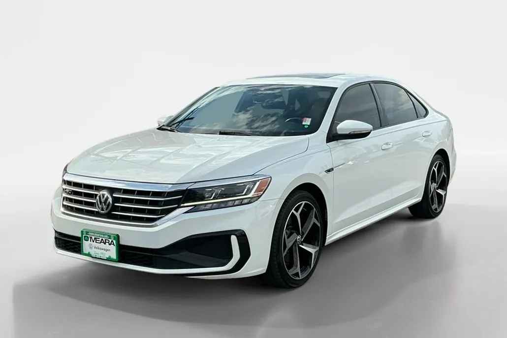 2022 Volkswagen Passat 2.0T R-Line photo 1