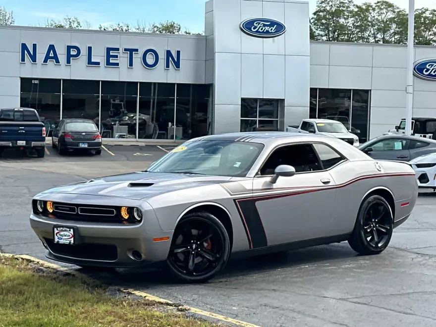 2015 Dodge Challenger SXT photo 1