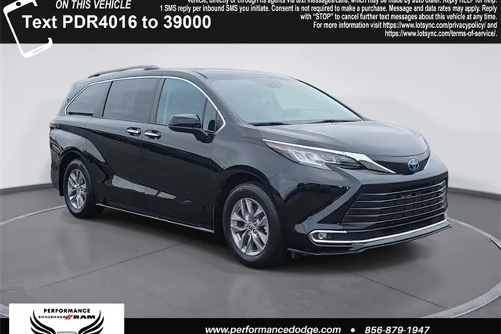 2022 Toyota Sienna XLE photo 1