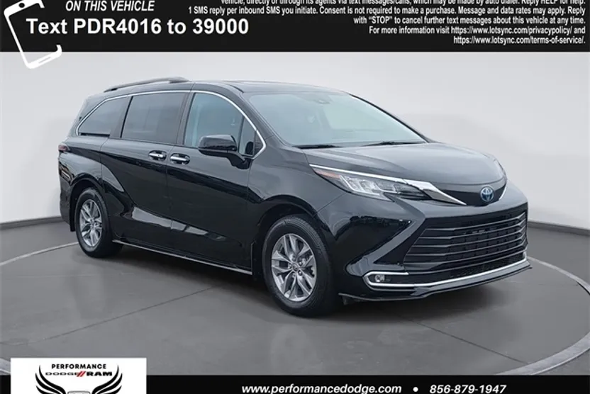 2022 Toyota Sienna XLE photo 1