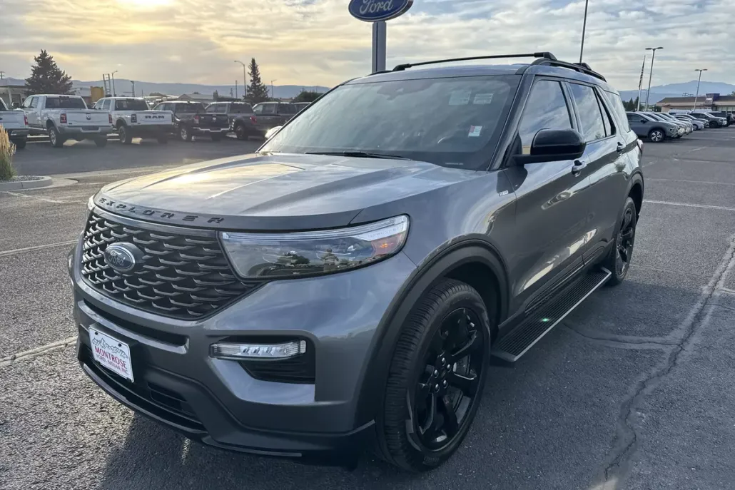 2023 Ford Explorer ST-Line photo 1