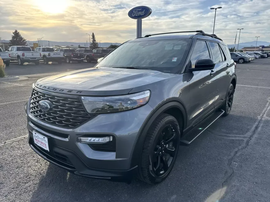 2023 Ford Explorer ST-Line photo 1