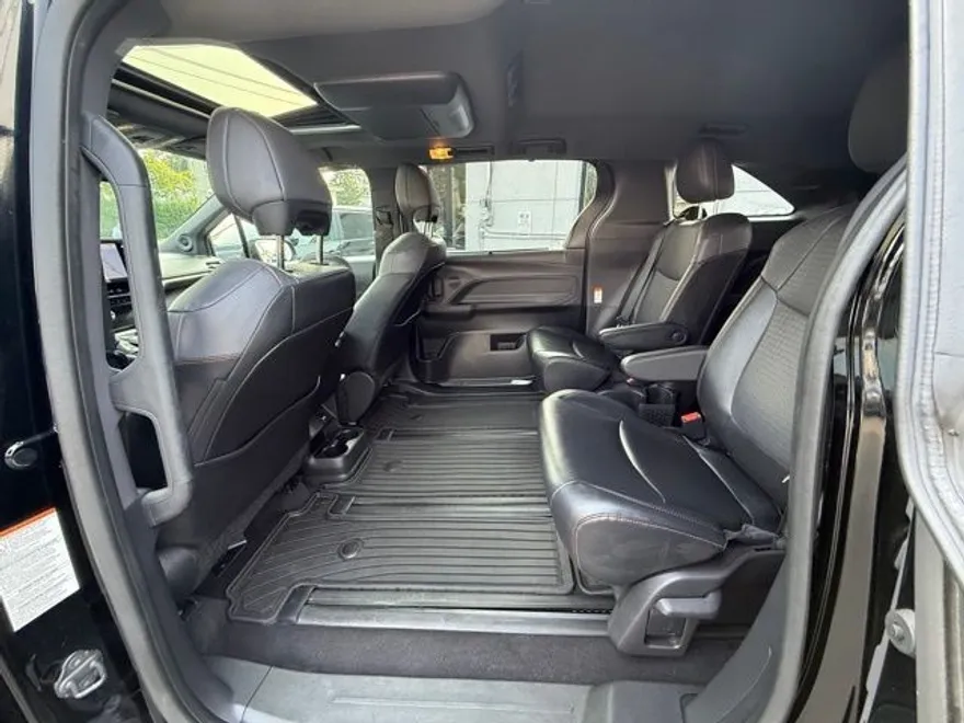2022 Toyota Sienna XSE photo 18