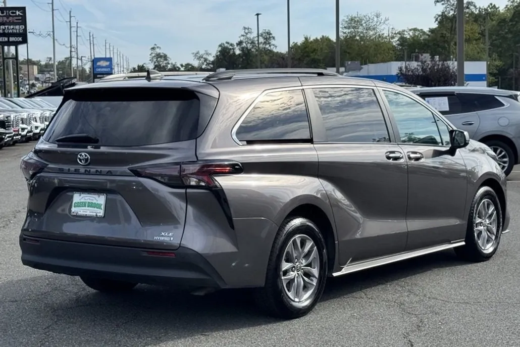 2024 Toyota Sienna XLE photo 1