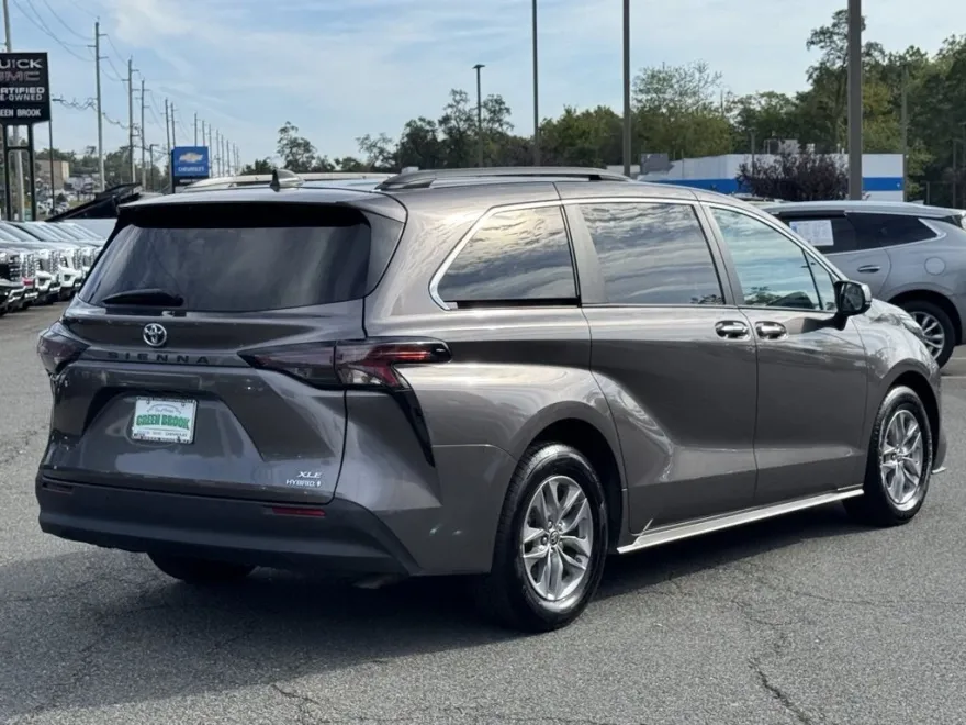 2024 Toyota Sienna XLE photo 1