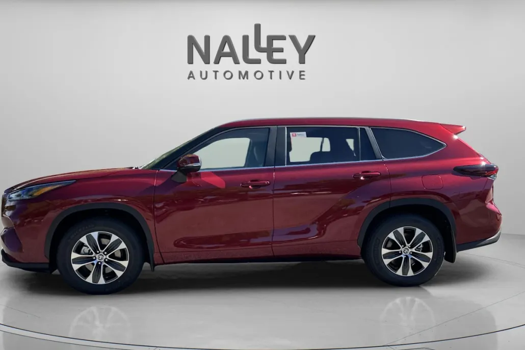 2025 Toyota Highlander XLE photo 1