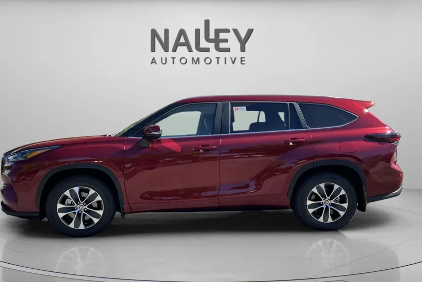 2025 Toyota Highlander XLE photo 1
