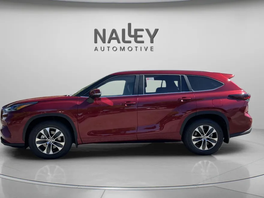 2025 Toyota Highlander XLE photo 1