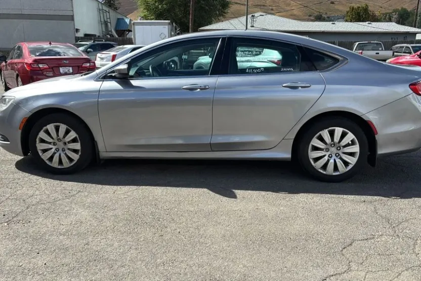 2016 Chrysler 200 LX photo 1
