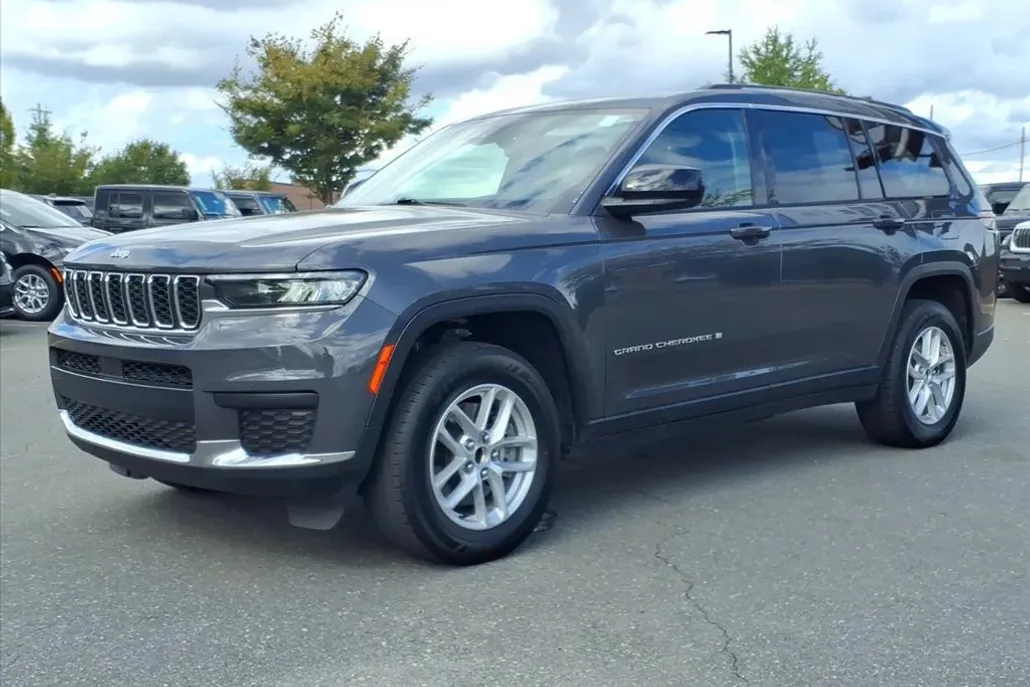 2023 Jeep Grand Cherokee Laredo photo 1