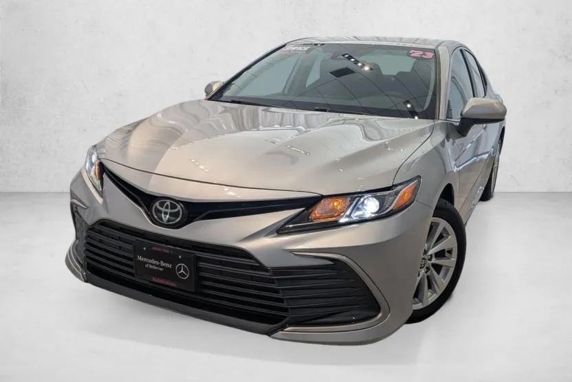 2023 Toyota Camry LE photo 1