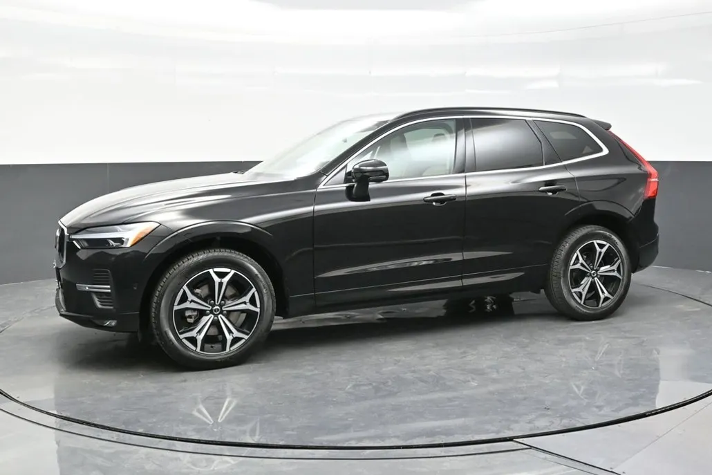 2022 Volvo XC60 B5 Momentum photo 1
