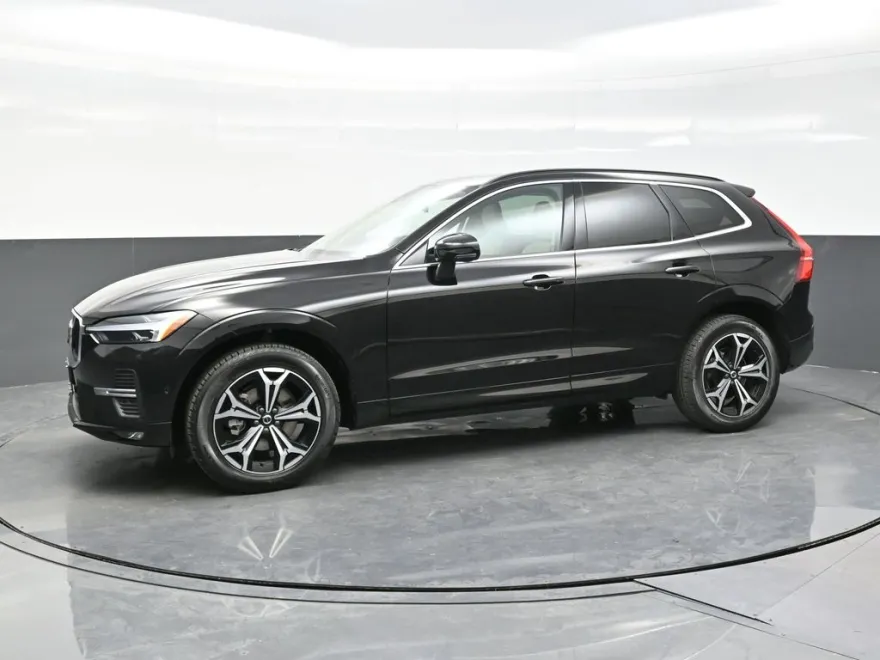 2022 Volvo XC60 B5 Momentum photo 1