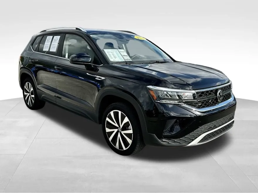 2024 Volkswagen Taos SE photo 1