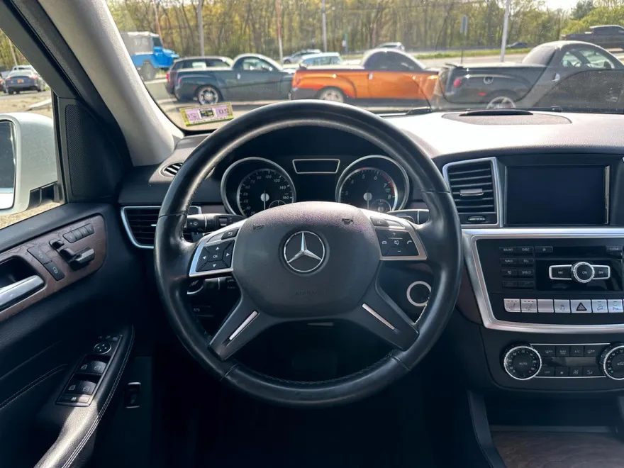 2015 Mercedes Benz ML 4MATIC 350 photo 14
