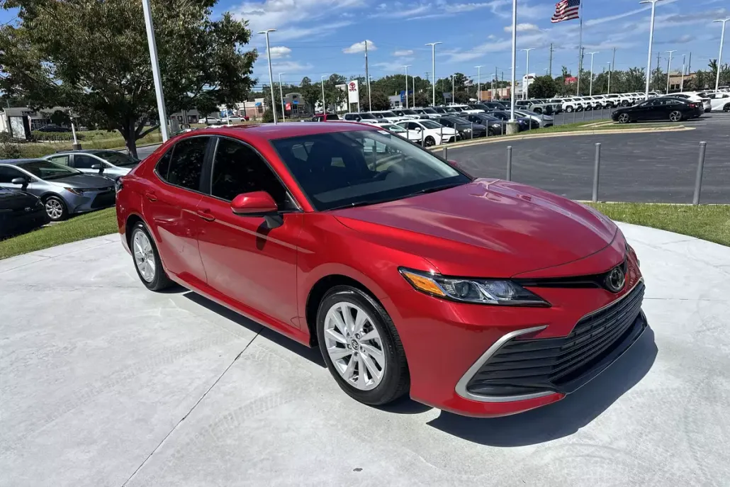 2023 Toyota Camry LE photo 1