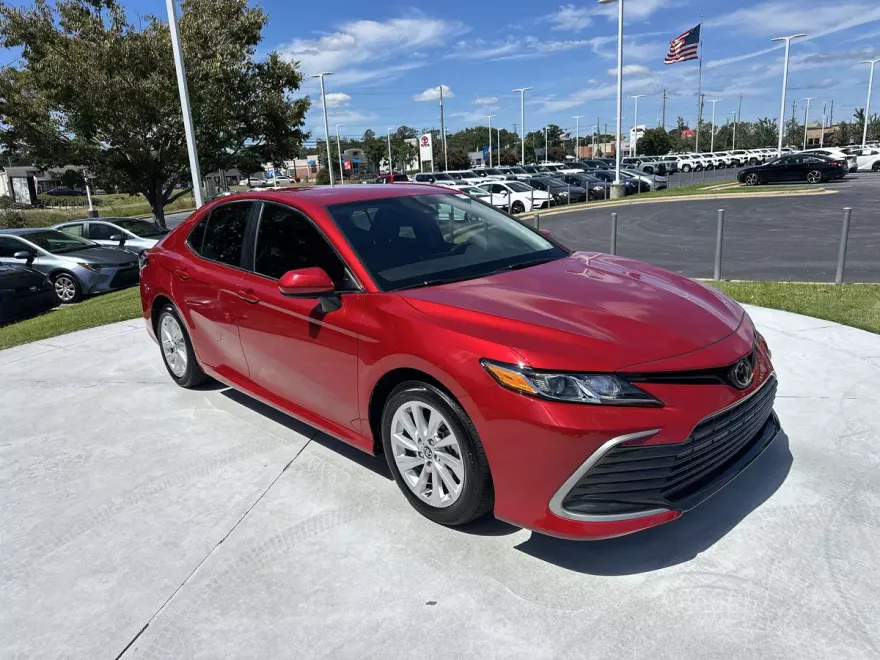 2023 Toyota Camry LE photo 1