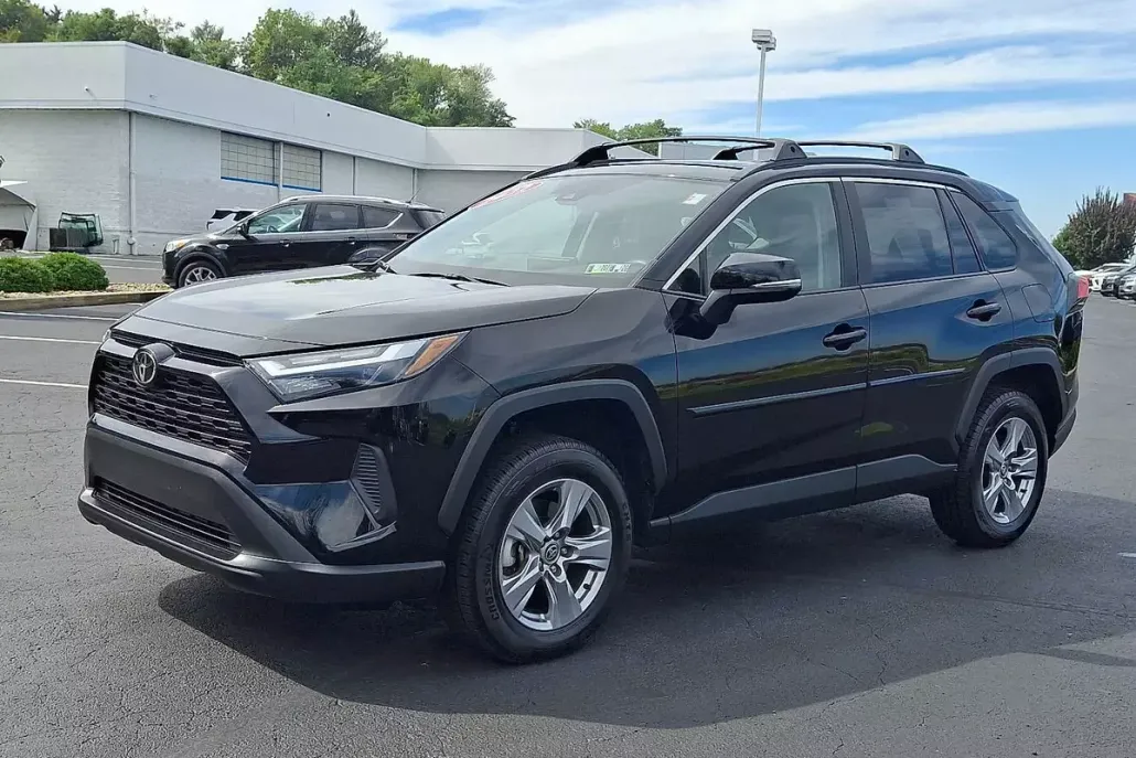2022 Toyota RAV4 XLE photo 1