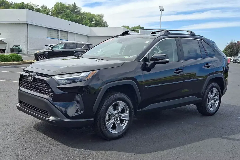 2022 Toyota RAV4 XLE photo 1