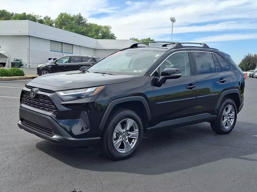 2022 Toyota RAV4 XLE photo 1