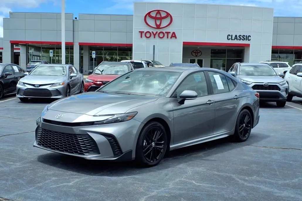 2025 Toyota Camry SE photo 1