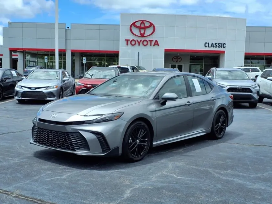 2025 Toyota Camry SE photo 1
