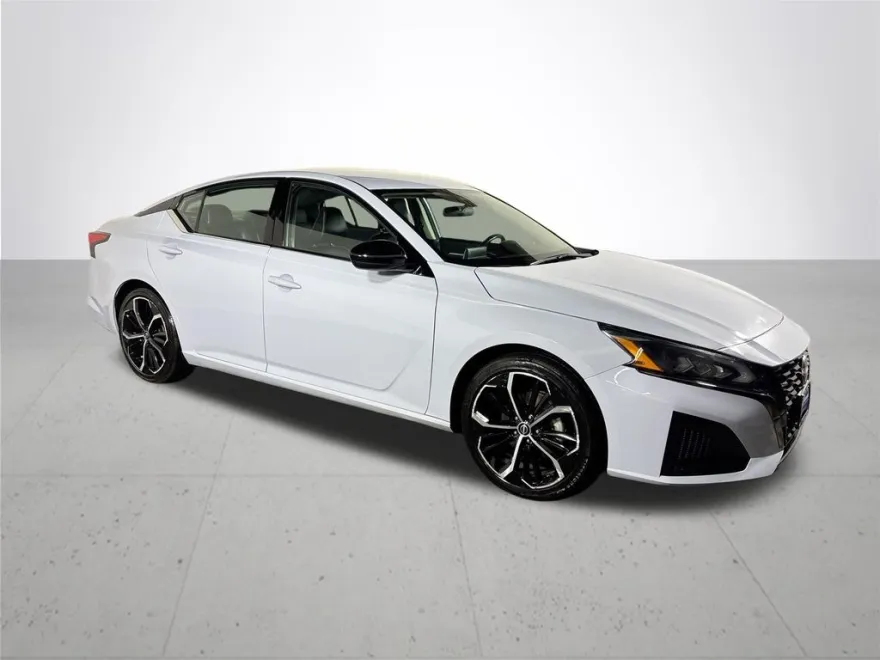 2023 Nissan Altima 2.5 SR photo 1