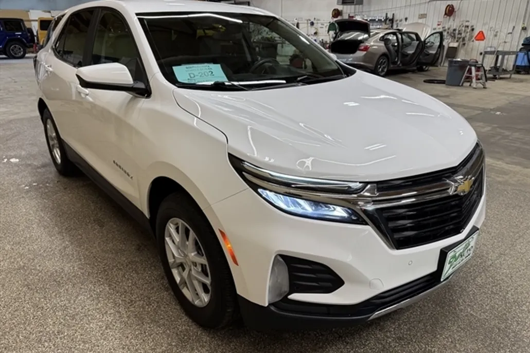 2023 Chevrolet Equinox LT photo 1