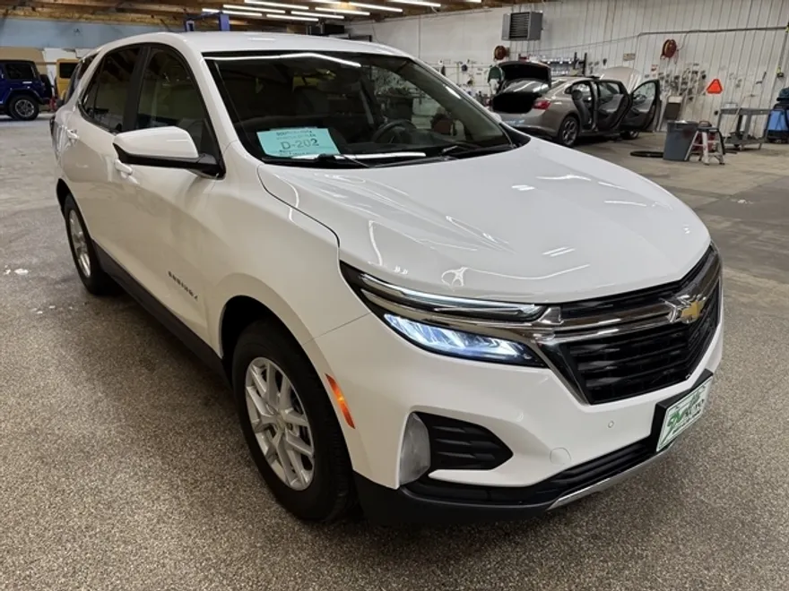 2023 Chevrolet Equinox LT photo 1