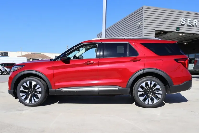 2025 Ford Explorer Platinum photo 1