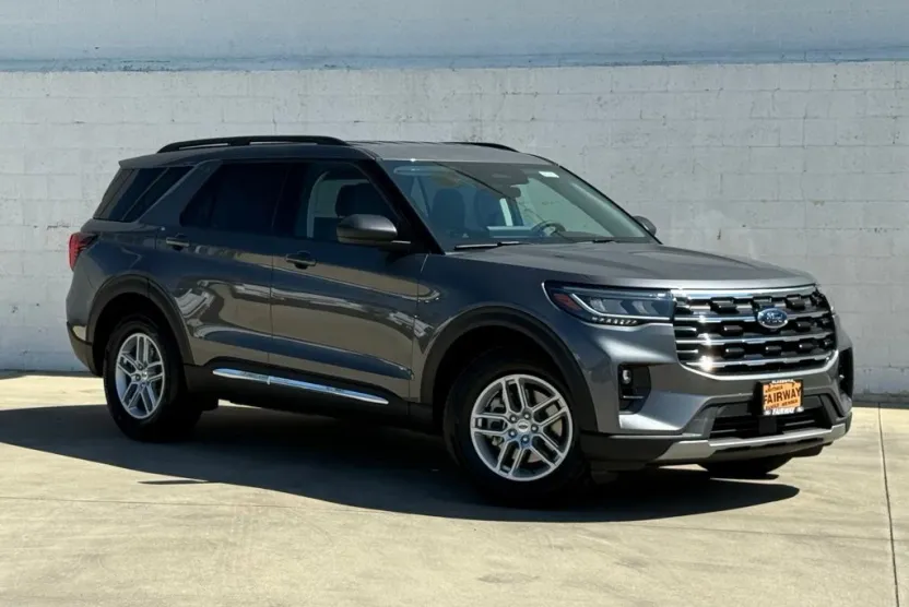 2025 Ford Explorer photo 1