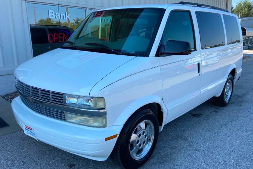 2003 Chevrolet Astro Base photo 1