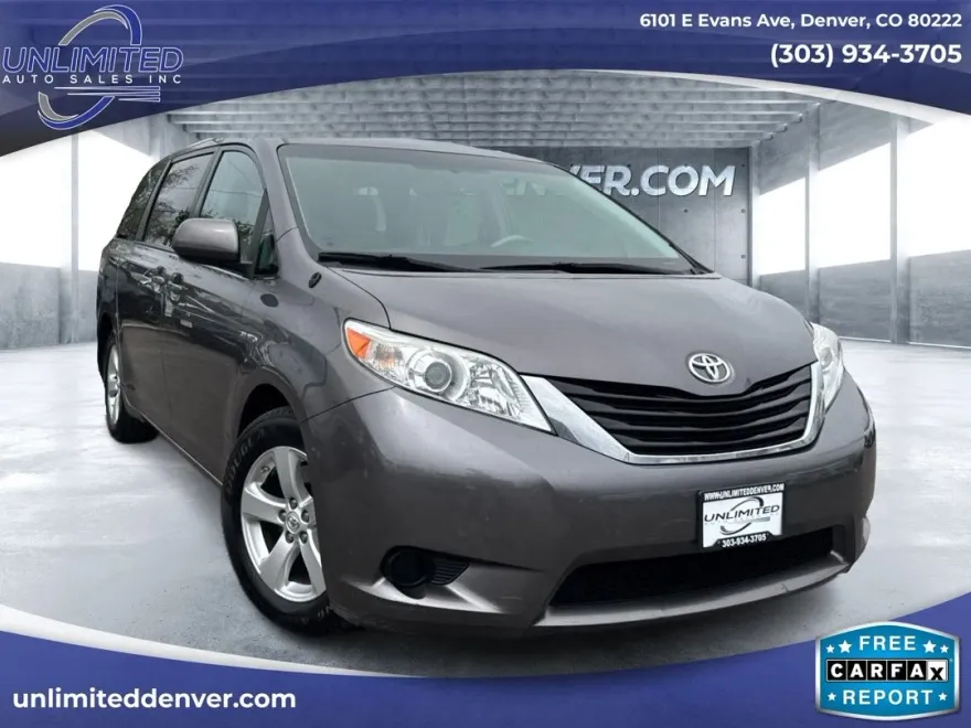 2014 Toyota Sienna LE photo 1