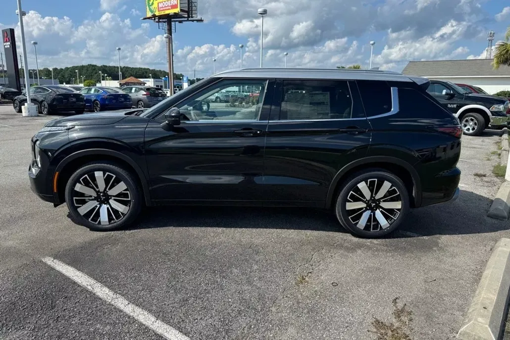 2025 Mitsubishi Outlander Platinum photo 1