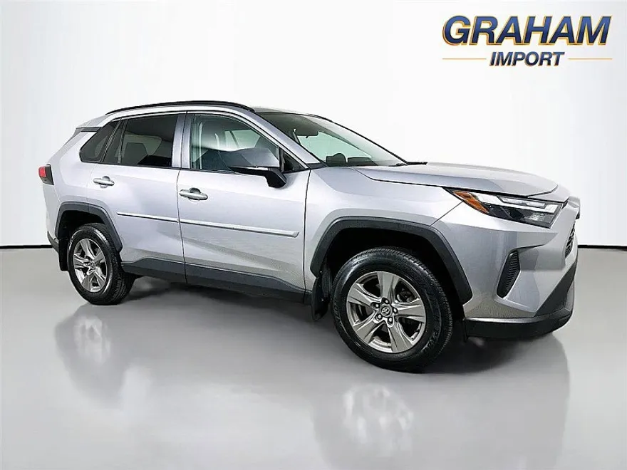 2022 Toyota RAV4 XLE photo 1