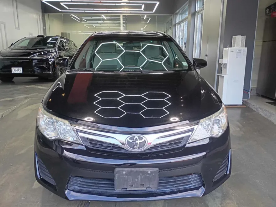2012 Toyota Camry LE photo 1