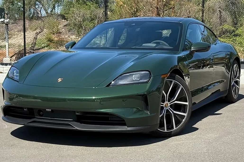 2025 Porsche Taycan photo 1